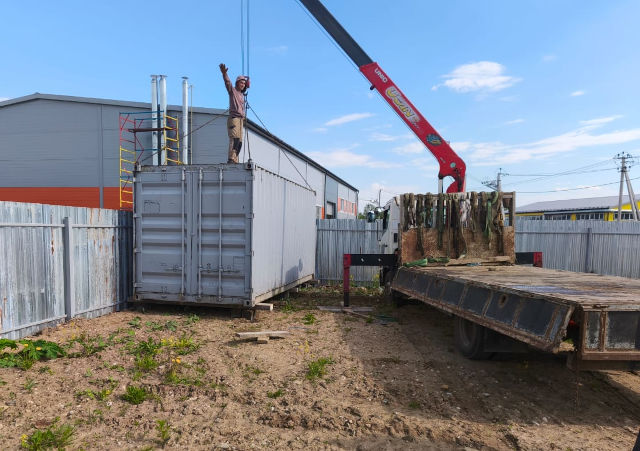 Доставка контейнеров манипулятором